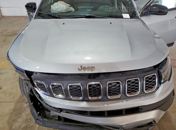 3C4NJDAN1ST565965 2025 JEEP COMPASS Silver Вид підкапотного простору