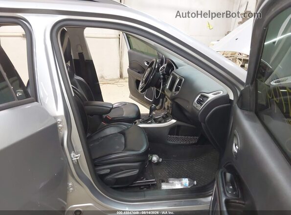 3C4NJDBB0JT114223 2018 JEEP COMPASS Silver Widok wnętrza z przodu