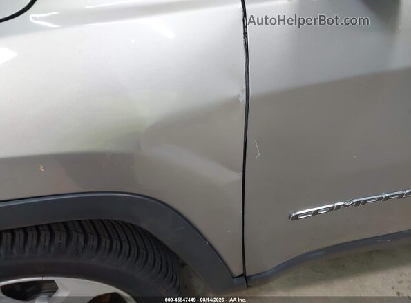 3C4NJDBB0JT114223 2018 JEEP COMPASS Silver Widok z przodu