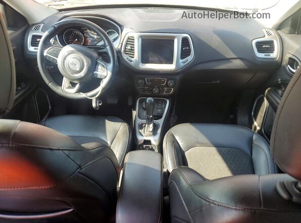 3C4NJDBB0JT161803 2018 JEEP COMPASS Красный Вид панели приборов