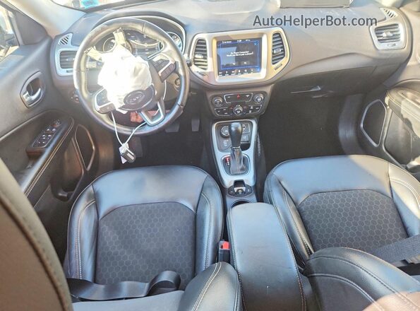 3C4NJDBB0JT361189 2018 JEEP COMPASS Белый Вид панели приборов