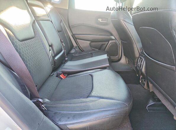 3C4NJDBB0JT361189 2018 JEEP COMPASS Белый Вид задней части салона