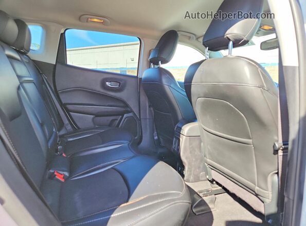 3C4NJDBB0KT847552 2019 JEEP COMPASS White Widok wnętrza z tyłu