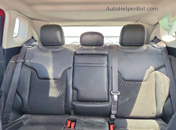 3C4NJDBB1JT455548 2018 JEEP COMPASS Red Widok tylnych siedzeń