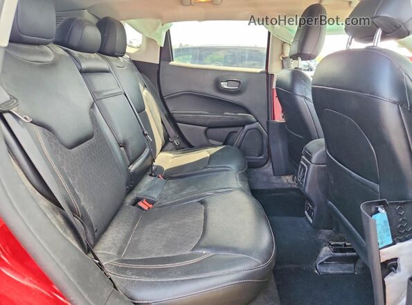 3C4NJDBB1JT455548 2018 JEEP COMPASS Red Widok wnętrza z tyłu