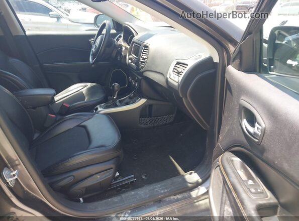 3C4NJDBB1JT492583 2018 JEEP COMPASS Champagne წინა სალონის ხედი