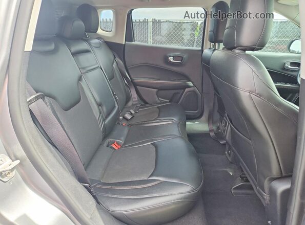 3C4NJDBB1JT492857 2018 JEEP COMPASS Silver Սալոնի հետևի տեսք