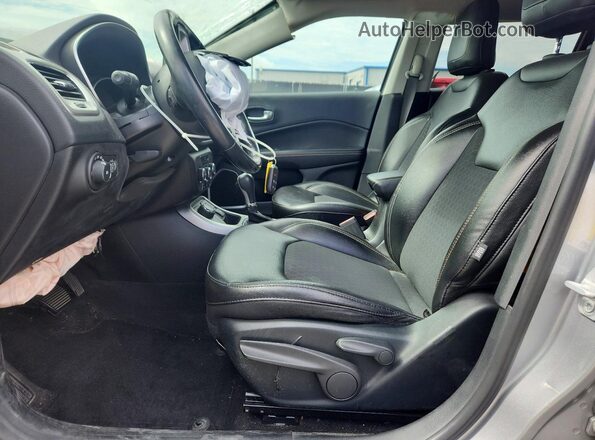 3C4NJDBB1JT492857 2018 JEEP COMPASS Silver Սալոնի դիմացի տեսք