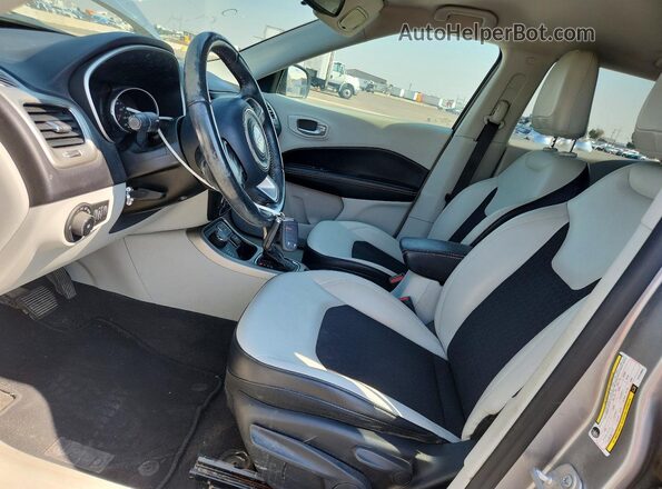 3C4NJDBB2HT616662 2017 JEEP COMPASS Silver Front interior view