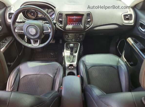 3C4NJDBB2HT640475 2017 JEEP COMPASS Черный Вид панели приборов