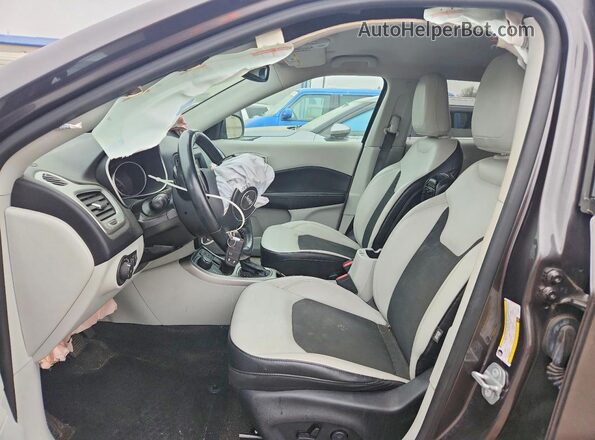 3C4NJDBB2JT480247 2018 JEEP COMPASS Gray Вид салону спереду