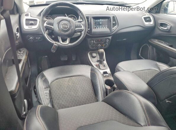 3C4NJDBB2KT734850 2019 JEEP COMPASS Зеленый Вид панели приборов