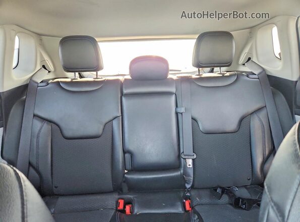 3C4NJDBB2NT231730 2022 JEEP COMPASS White Vista de los asientos traseros