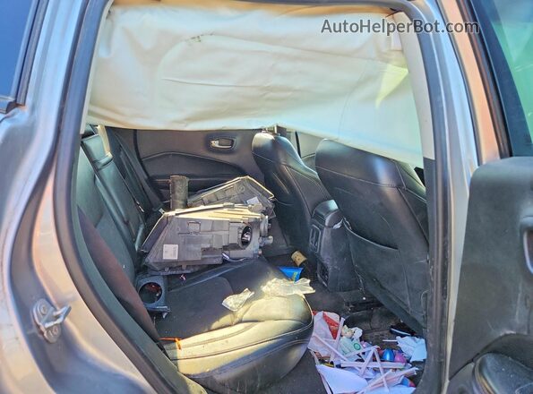 3C4NJDBB3JT485246 2018 JEEP COMPASS Silver Вид задньої частини салону