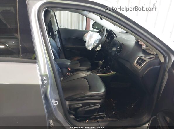 3C4NJDBB4JT161688 2018 JEEP COMPASS Серебряный Вид салона спереди