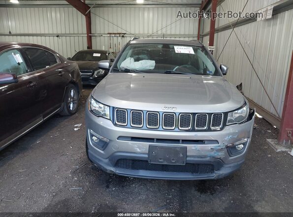 3C4NJDBB4JT161688 2018 JEEP COMPASS Серебряный Вид панели приборов