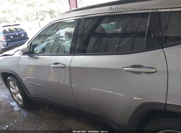 3C4NJDBB4JT161688 2018 JEEP COMPASS Серебряный Вид задней части салона