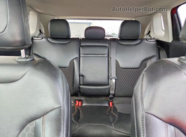3C4NJDBB4JT223557 2018 JEEP COMPASS Red Вид задніх сидінь