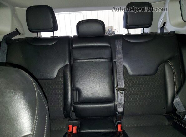 3C4NJDBB4JT241153 2018 JEEP COMPASS White Vista de los asientos traseros