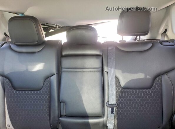 3C4NJDBB4JT261483 2018 JEEP COMPASS White Widok tylnych siedzeń