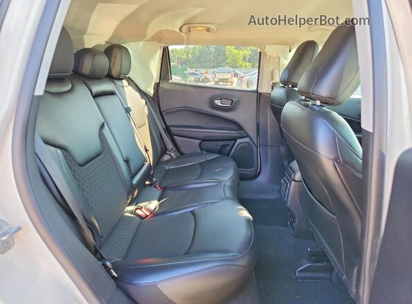 3C4NJDBB4LT173360 2020 JEEP COMPASS White Widok wnętrza z tyłu