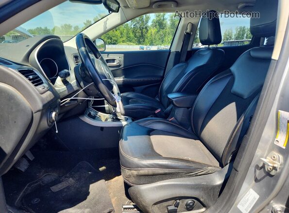 3C4NJDBB5HT616848 2017 JEEP COMPASS Серебряный Вид салона спереди