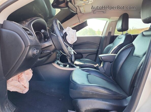 3C4NJDBB5JT333100 2018 JEEP COMPASS Белый Вид салона спереди