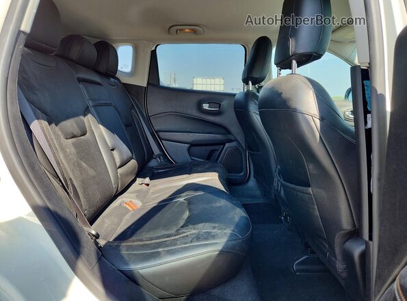 3C4NJDBB5JT333100 2018 JEEP COMPASS Белый Вид задней части салона