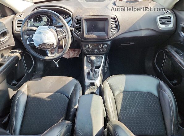 3C4NJDBB5JT333100 2018 JEEP COMPASS Белый Вид панели приборов