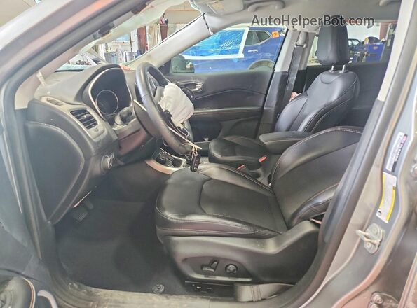 3C4NJDBB5MT557178 2021 JEEP COMPASS Серебряный Вид салона спереди