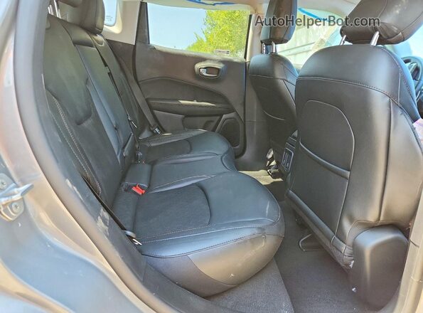 3C4NJDBB5MT557178 2021 JEEP COMPASS Серебряный Вид задней части салона