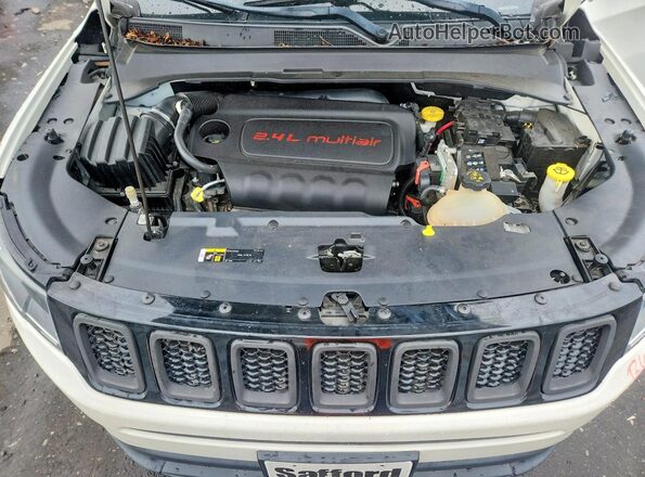 3C4NJDBB6JT283047 2018 JEEP COMPASS White ძრავის განყოფილების ხედი
