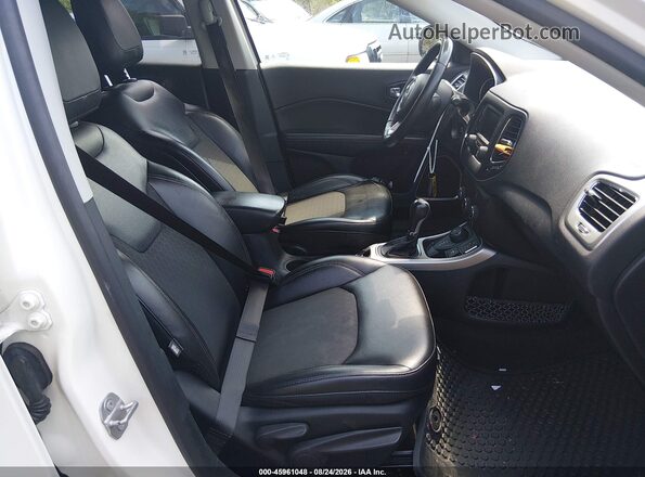 3C4NJDBB6JT314054 2018 JEEP COMPASS Белый Вид салона спереди