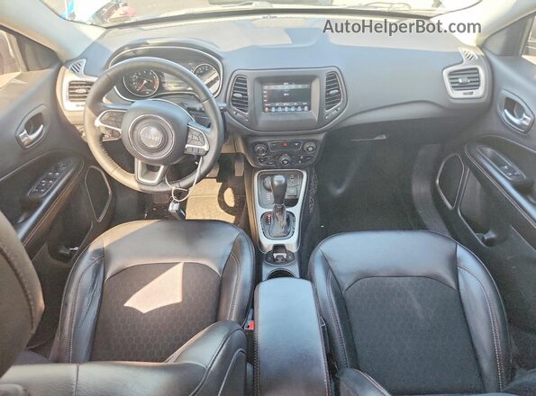 3C4NJDBB7JT162687 2018 JEEP COMPASS Серебряный Вид панели приборов