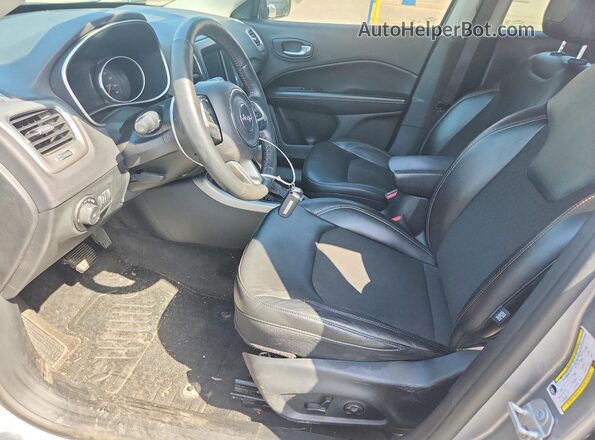3C4NJDBB7JT162687 2018 JEEP COMPASS Серебряный Вид салона спереди