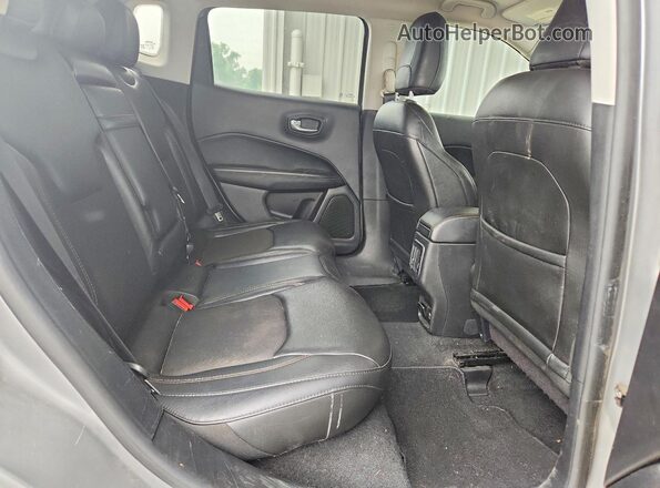 3C4NJDBB7JT333728 2018 JEEP COMPASS Silver Widok tylnych siedzeń