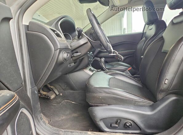 3C4NJDBB7JT333728 2018 JEEP COMPASS Silver Widok wnętrza z przodu