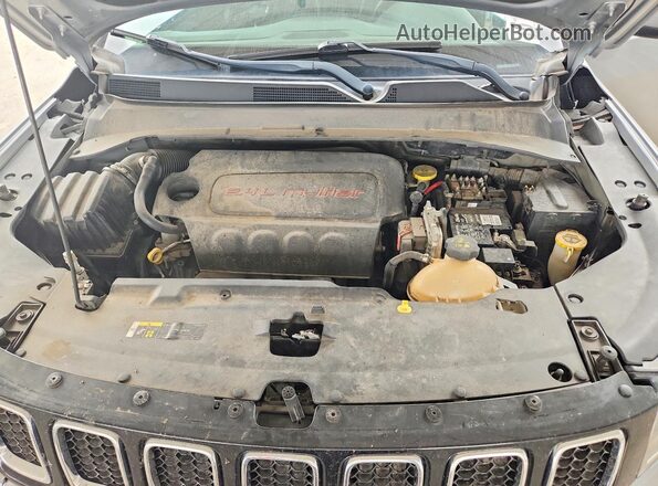 3C4NJDBB7JT333728 2018 JEEP COMPASS Silver Widok wnętrza z tyłu