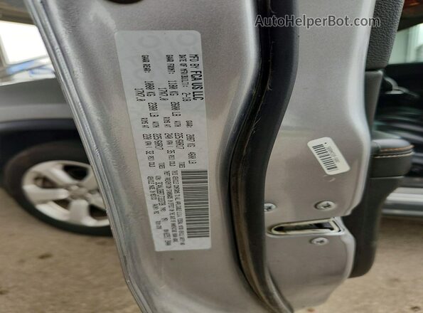 3C4NJDBB7JT333728 2018 JEEP COMPASS Silver Widok komory silnika