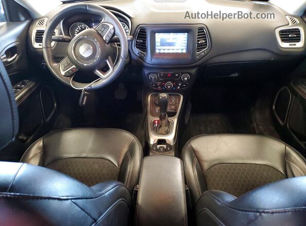3C4NJDBB8HT665932 2017 JEEP COMPASS Blue Вид панелі приладів