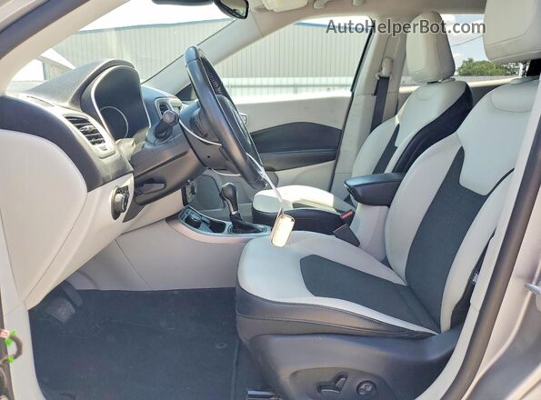 3C4NJDBB8JT303833 2018 JEEP COMPASS Silver Vista interior delantera