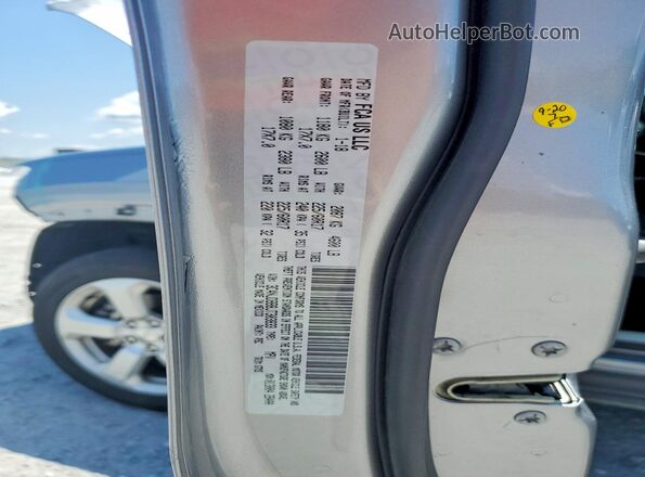 3C4NJDBB8JT303833 2018 JEEP COMPASS Silver Vista del compartimento del motor