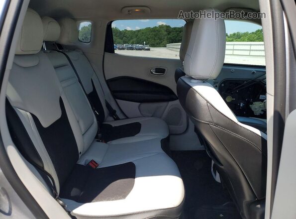 3C4NJDBB8JT303833 2018 JEEP COMPASS Silver Vista de los asientos traseros