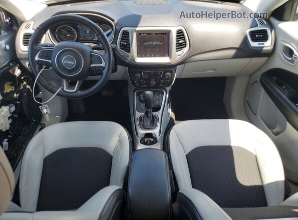 3C4NJDBB8JT303833 2018 JEEP COMPASS Silver Vista del salpicadero