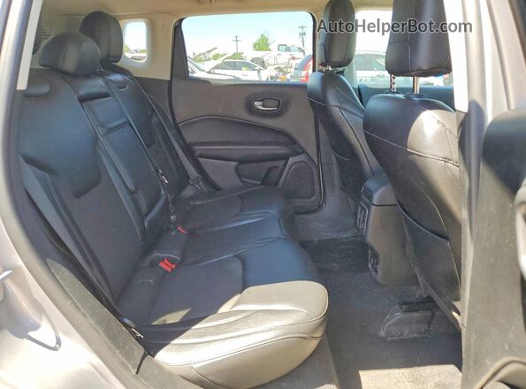 3C4NJDBB8JT394683 2018 JEEP COMPASS Gray Widok wnętrza z tyłu