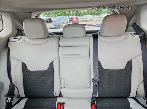 3C4NJDBB8JT401213 2018 JEEP COMPASS White Vista de los asientos traseros