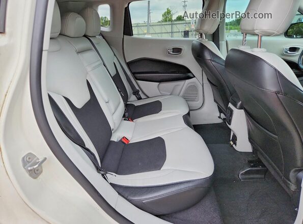 3C4NJDBB8JT401213 2018 JEEP COMPASS White Vista interior trasera