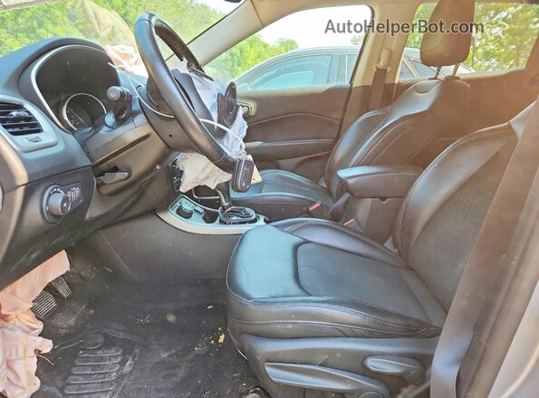 3C4NJDBB8KT628970 2019 JEEP COMPASS Серебряный Вид салона спереди