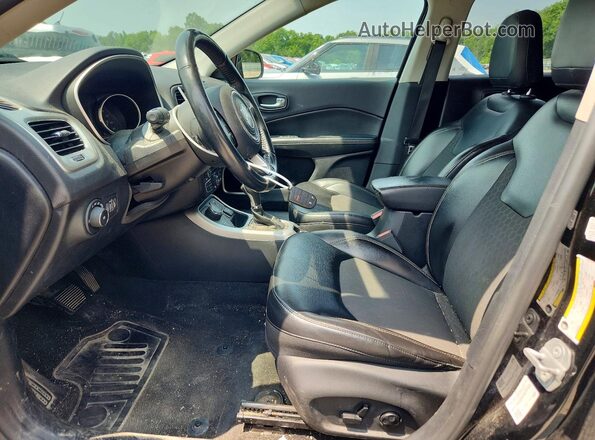 3C4NJDBBXJT155183 2018 JEEP COMPASS Черный Вид салона спереди