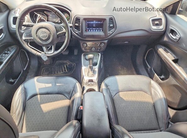 3C4NJDBBXJT155183 2018 JEEP COMPASS Черный Вид панели приборов